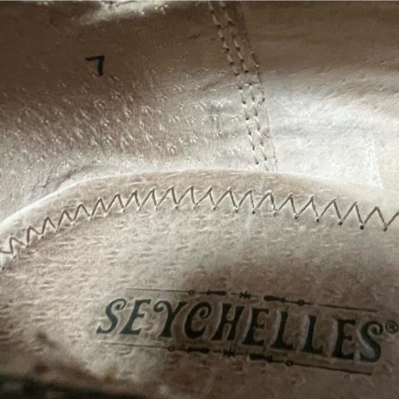 Seychelles Picture Perfect distressed stacked heels in Olive leather. Size 7 - Picture 7 of 10